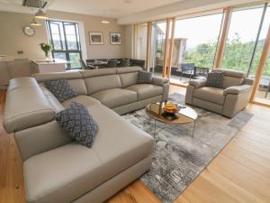 The Works في Cononley: غرفة معيشة مع أريكة وطاولة