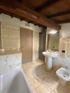 A bathroom at Villa Broglia House