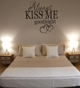 レッチェにあるTrinchese132のベッドルームにはベッドがあり、いつも私にキスをしながら