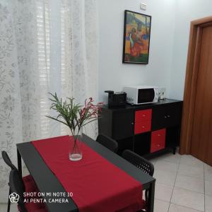 jadalnia ze stołem i wazonem w obiekcie La casa di Antonia w Katanii