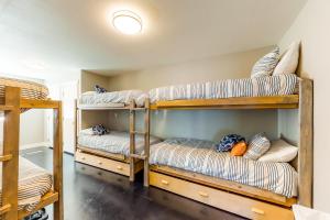 Un ou plusieurs lits superposés dans un hébergement de l'établissement Lake Escape