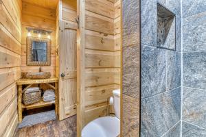Koupelna v ubytování Noir Pine Creekside Chalet + 34 fotografií