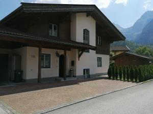 ein großes Haus mit in der Unterkunft Ferienhaus Flatscher in Lofer