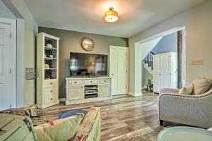 WaterfordにあるDeluxe Waterford Home with Views, Outdoor Bar and Moreのソファとテレビのあるリビングルーム
