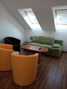 - un salon avec un canapé et des chaises dans l'établissement Ivachnová 84, à Ivachnová