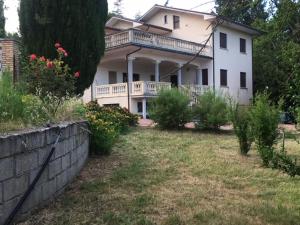 Rapino的住宿－Villa di Nonno Remo，一座白色的大房子,有石墙
