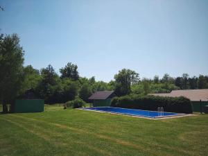 a swimming pool in the middle of a yard at Ignatówka in Darłowo