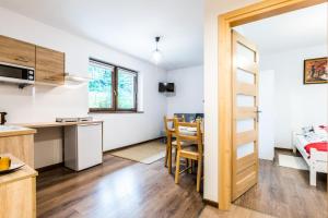 Kuchyňa alebo kuchynka v ubytovaní Apartamenty "Zielony Zakątek" Olcza Zakopane