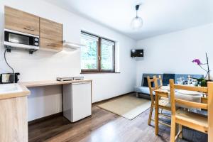 Kuchyňa alebo kuchynka v ubytovaní Apartamenty "Zielony Zakątek" Olcza Zakopane