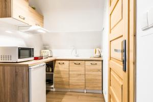 Kuchyňa alebo kuchynka v ubytovaní Apartamenty "Zielony Zakątek" Olcza Zakopane