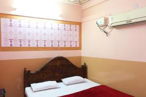 a bedroom with a bed and a window at Jamna vilas Home Stay in Bikaner