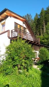 ein Haus mit einem Balkon auf einem Busch in der Unterkunft Rulfik in Hinterberg