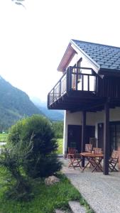 ein Haus mit Stühlen und einer Veranda mit Balkon in der Unterkunft Rulfik in Hinterberg