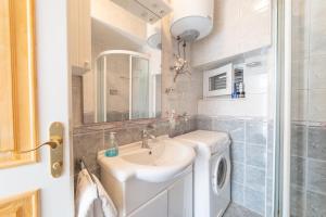 Un baño con lavabo y lavadora. en Apartman Anđelina Old Town Cavtat, en Cavtat