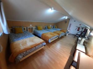 a bedroom with three beds in a room at Centenária in Oiã