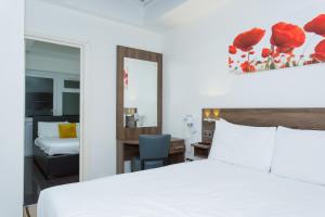 Ένα ή περισσότερα κρεβάτια σε δωμάτιο στο Langley Guest House Nr Pinewood Studios