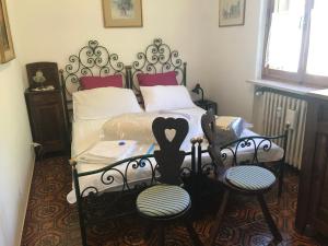 - une chambre avec un lit et deux chaises dans l'établissement Limonetto dream, à Limone Piemonte