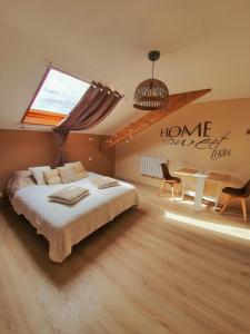 una camera con un letto, una finestra e una scrivania di "Le Petit Paradis" au Centre Ville d'Oyonnax a Oyonnax