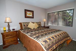 a bedroom with a large bed and a window at Mammoth Ski & Racquet Club #94 in Mammoth Lakes