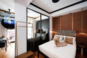 A bed or beds in a room at LE MARAIS PRESTIGE Luxueux - Cosy - Wifi