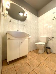 Koupelna v ubytování Apartamenty Jarzębinowa 17 + 21 fotografií