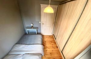 Postel nebo postele na pokoji v ubytování Apartamenty Jarzębinowa 17