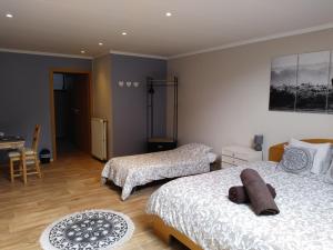 Un pat sau paturi într-o cameră la Petites-Tailles - chambre d'hôtes