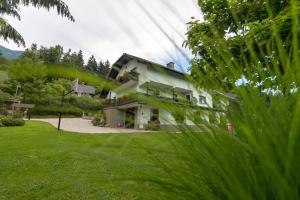 una casa en medio de un patio verde en Apartments Orel, en Mozirje