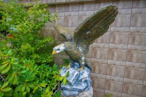 una estatua de un águila sentada sobre una roca en Apartments Orel, en Mozirje