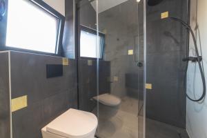 Koupelna v ubytování Luxury Villa Favela with heated pool