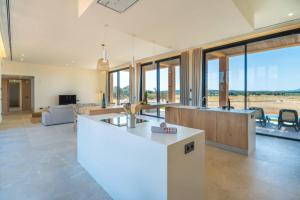 una gran cocina y sala de estar con muchas ventanas en Luxury Villa in the hearth of Mallorca Can Berrubi, en Inca