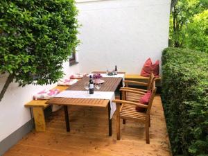 un tavolo e sedie in legno su un patio di Ferienwohnung Familie Schaefer a Schmallenberg