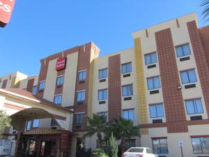 rysunek przedniej części hotelu w obiekcie AmeriK Suites Laredo Behind Mall Del Norte w mieście Laredo