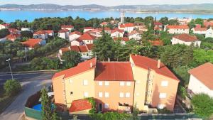 una vista aérea de una ciudad con un lago en Apartments Solaris, en Sveti Filip i Jakov