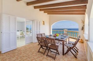 プンタ・プリマにあるVilla Torre Veaのダイニングルーム(テーブル付)が備わり、海の景色を望めます。