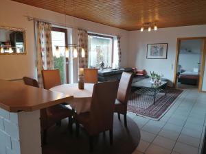 ein Esszimmer und ein Wohnzimmer mit einem Tisch und Stühlen in der Unterkunft Ferienwohnung Familie Schaefer in Schmallenberg