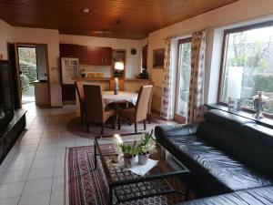 un soggiorno con un divano e un tavolo di Ferienwohnung Familie Schaefer a Schmallenberg Altre 9 foto