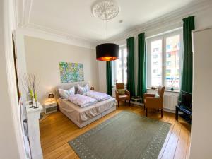 ein Schlafzimmer mit einem Bett und ein Wohnzimmer in der Unterkunft VILLA HanseART Lübeck - Privatzimmer in zentraler Lage in Lübeck