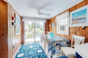 una sala da pranzo con tavolo, sedie e una finestra di Paradise by Ocean Edge a Brewster
