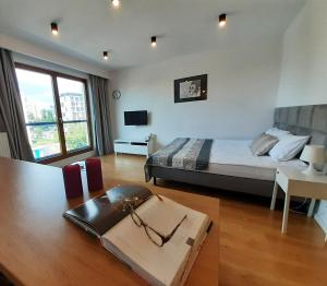 1 dormitorio con cama y mesa con sidx sidx sidx sidx en Vista Residence Spire en Varsovia