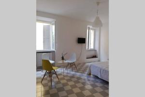 a bedroom with a bed and two chairs and a table at Appartamento nel centro storico in Ancona