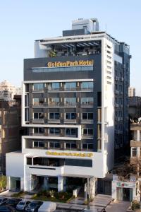 - un grand bâtiment blanc avec un panneau dans l'établissement Golden Park Hotel Cairo, Heliopolis, au Caire