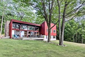 une grange rouge avec une grande fenêtre dans l'établissement Family-Friendly Glen Home with White Mountain Views!, à Glen