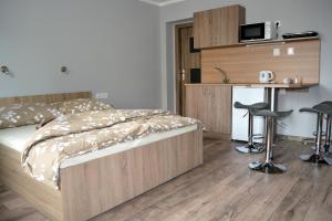 1 dormitorio con cama, escritorio y lavamanos en Ubytovanie Tereza, en Veľký Meder