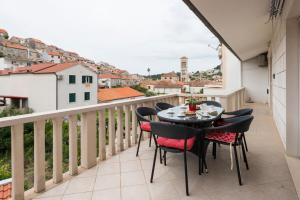 赫瓦尔Historic center Hvar town- a few steps from the main square的带桌椅的阳台，可欣赏美景