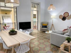a living room with a couch and a table at Belleza y Estética Modernista en pleno centro in Alicante