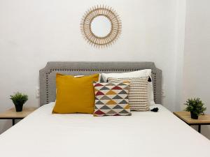 Un pat sau paturi într-o cameră la Belleza y Estética Modernista en pleno centro