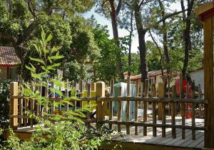 Camping San Damiano外面的花园