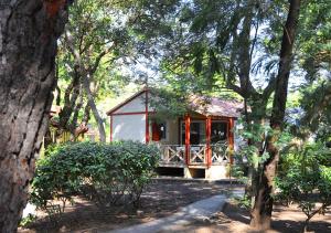 Camping San Damiano外面的花园