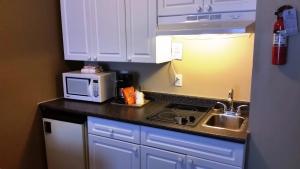 
A kitchen or kitchenette at Days Inn by Wyndham Nanaimo
